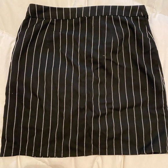 Black with white Stripe short skirt - Picture 2 of 3